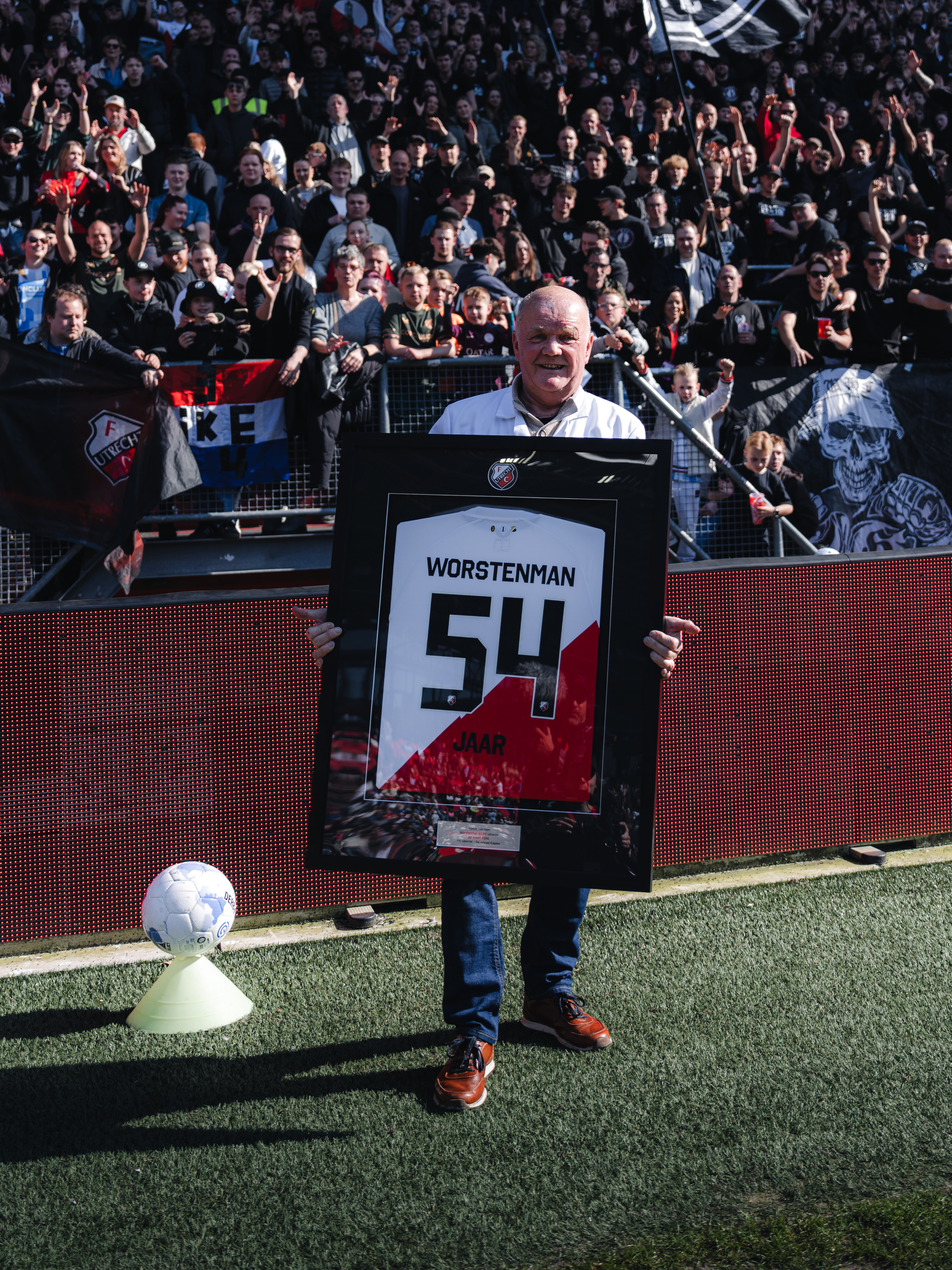 'Worstenman' Rob brengt warmte op de tribunes van Stadion Galgenwaard