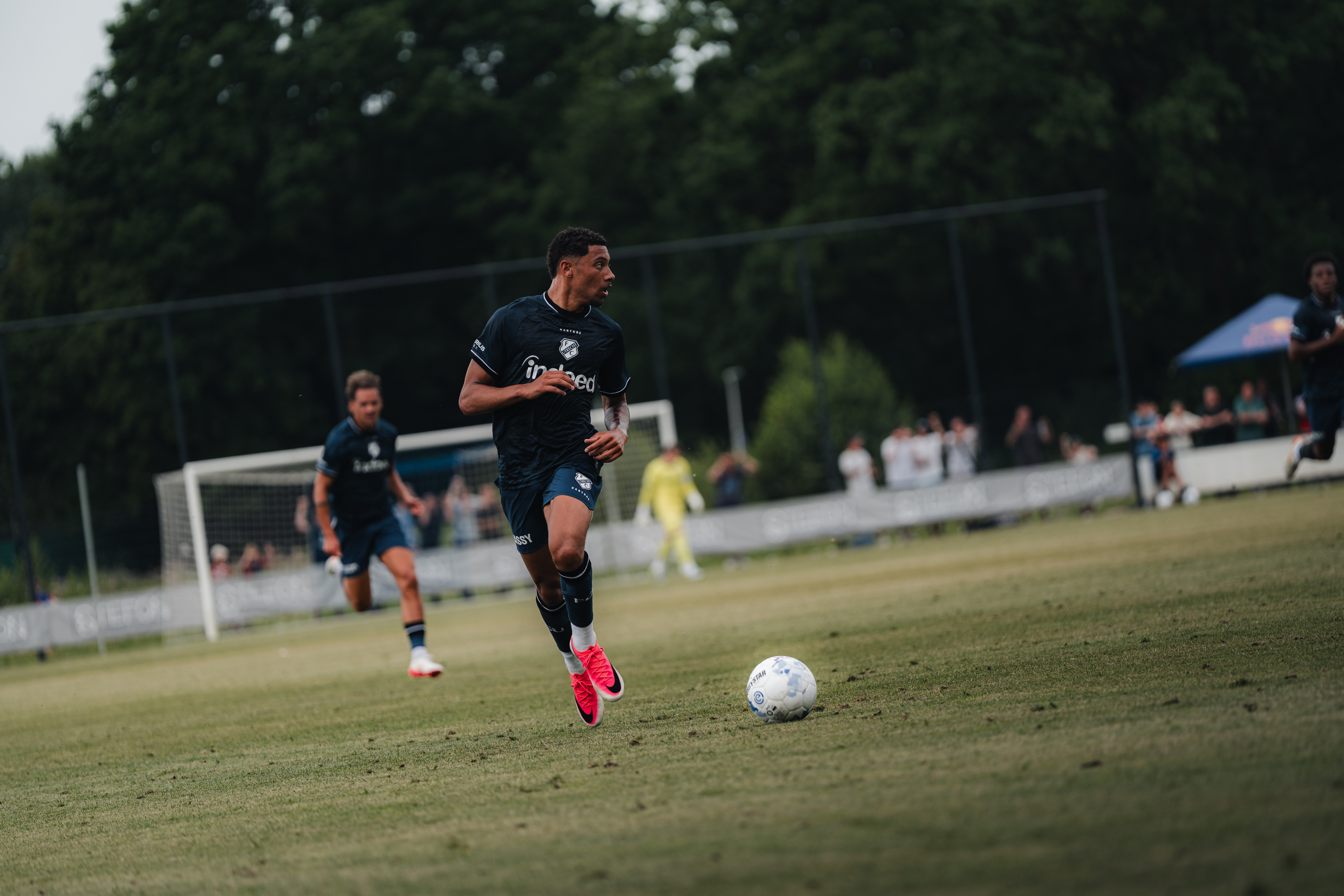 Jong FC Utrecht op bezoek in Wijdewormer