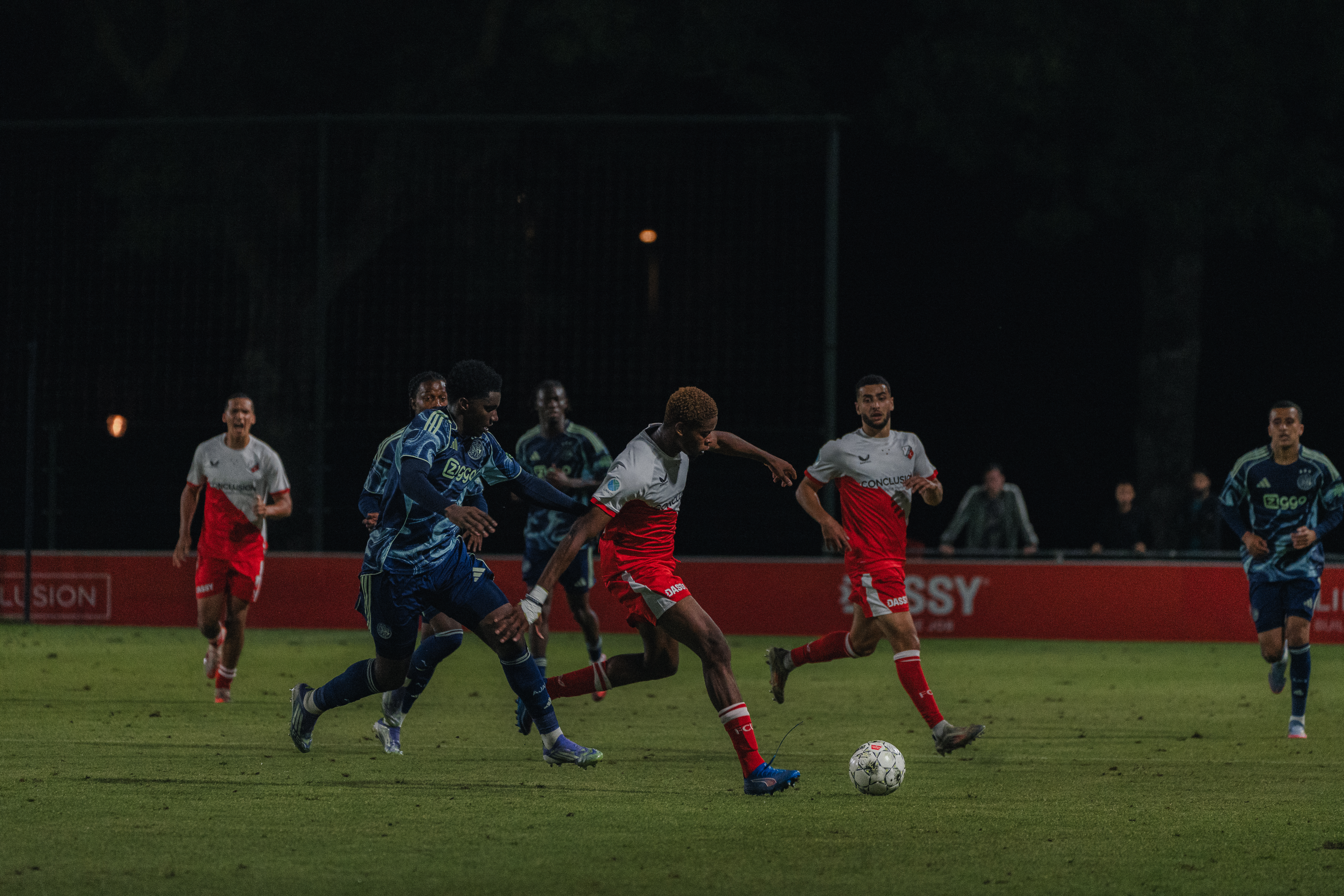 Jong FC Utrecht wint spektakelstuk van Jong Ajax