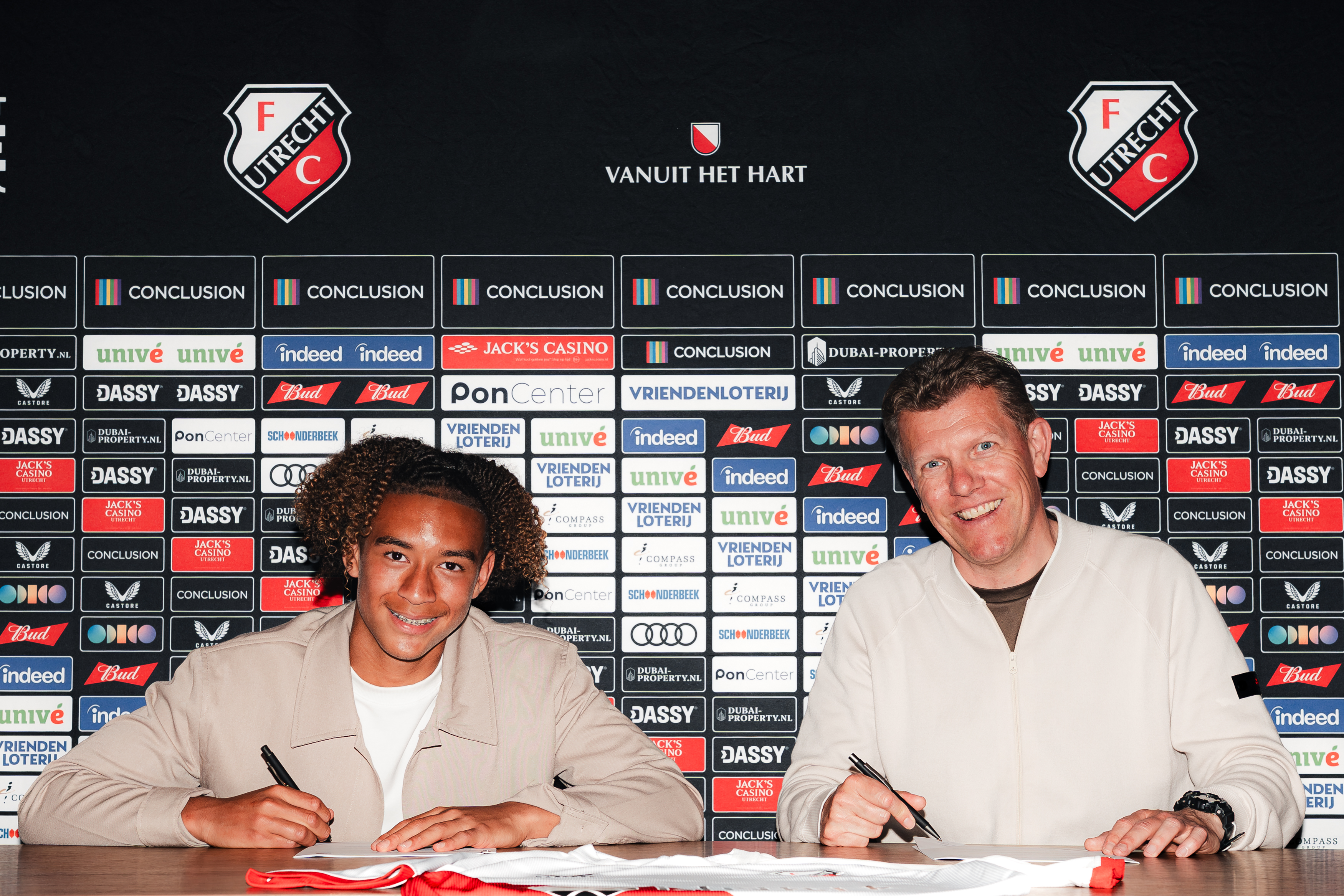 Donovan Afrifa tekent eerste profcontract bij FC Utrecht