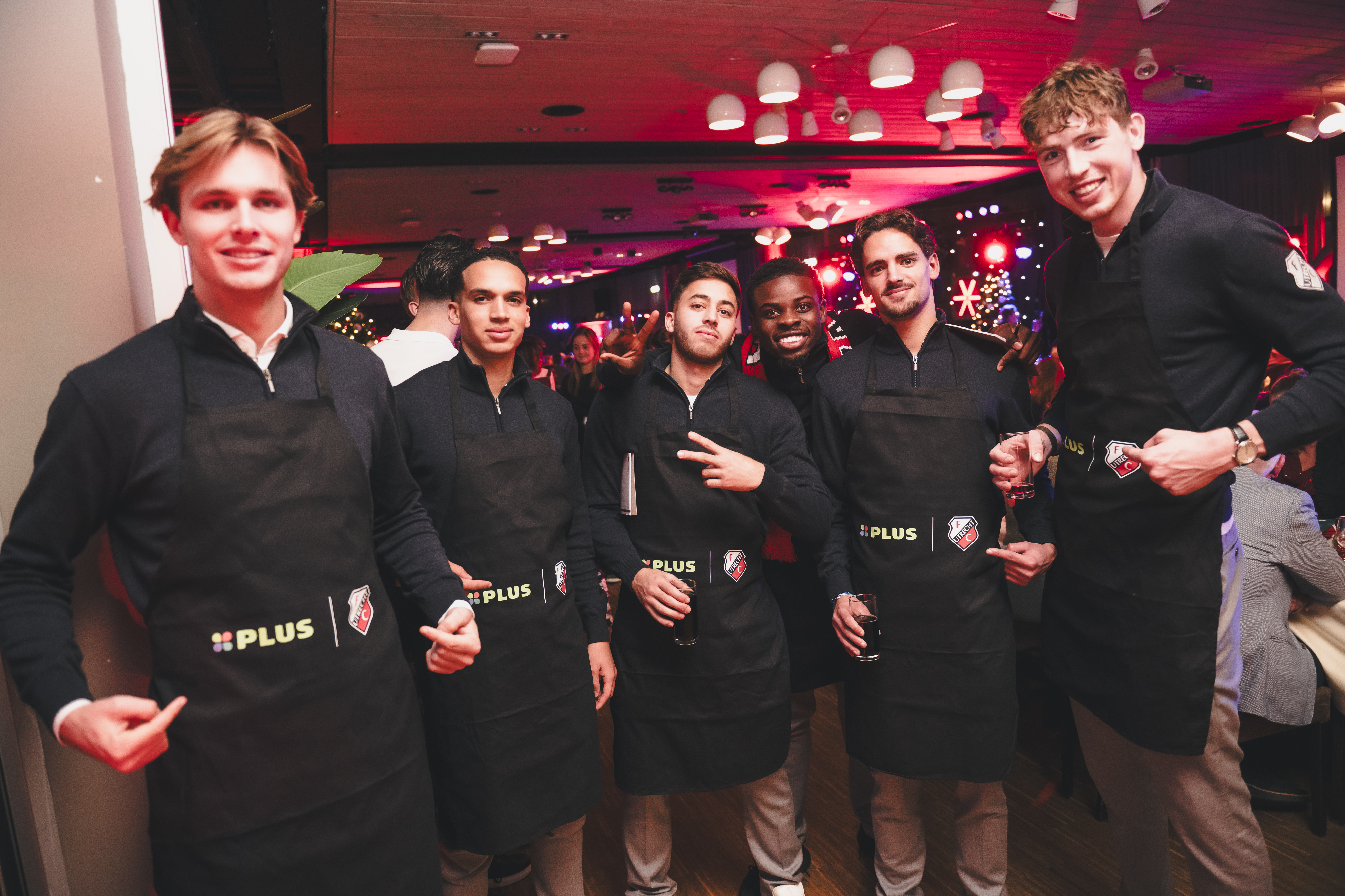 Stralende gezichten tijdens het jaarlijkse Kerstdiner