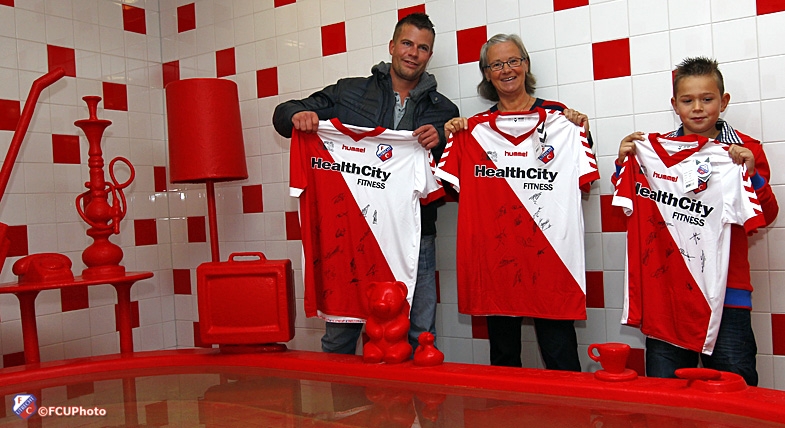 Prijswinnaars ontvangen gesigneerd FC Utrecht-shirt